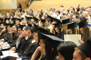 大学生が薄毛を帽子で隠す方法は？